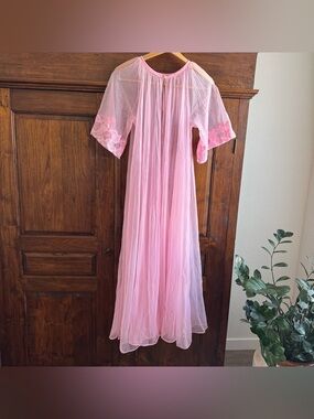 Vintage Sheer Pink Chiffon and Lace Peignoir Romantic Femenine